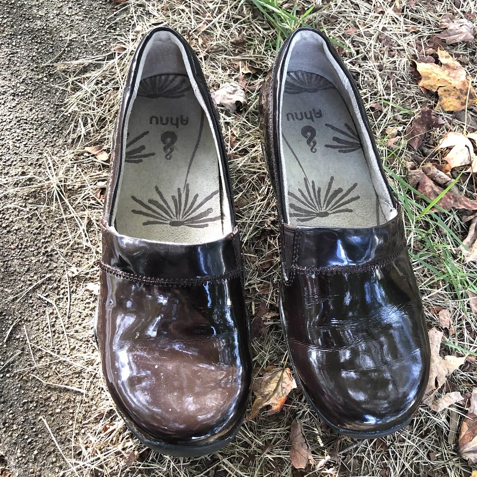 Ahnu Jackie 一脚蹬鞋女式 7.5 码棕色漆皮舒适 — 第 2/4 张图片