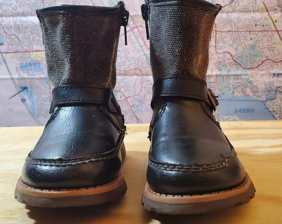 Botas Carters con hebilla para niños Foto 2 de 4