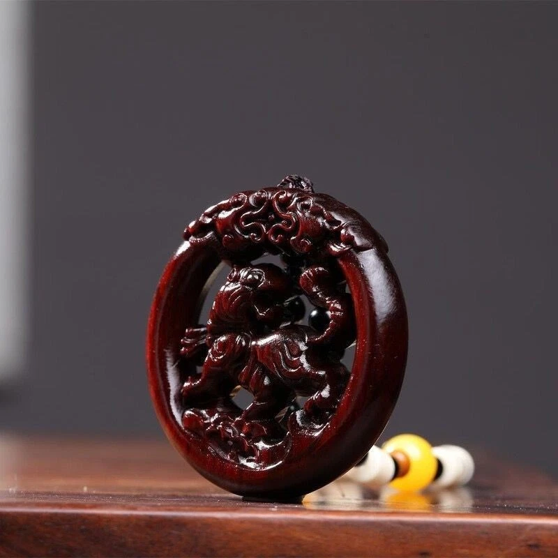 Zitan Wood Carved Tiger Pendant Hollow Zodiac Necklace Amulet For Men Women Foto 4 de 4