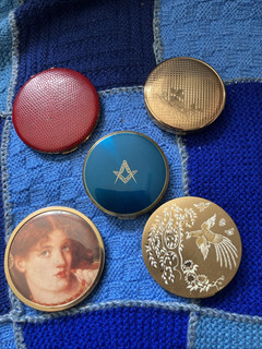 5 Vintage Powder Compacts ( PLEASE SEE PICTURES )