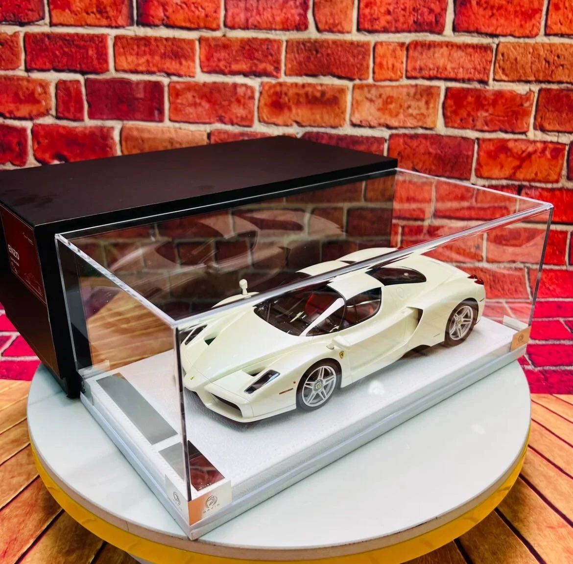 Ferrari Enzo model in 1:18 scale in Red | Ferrari®