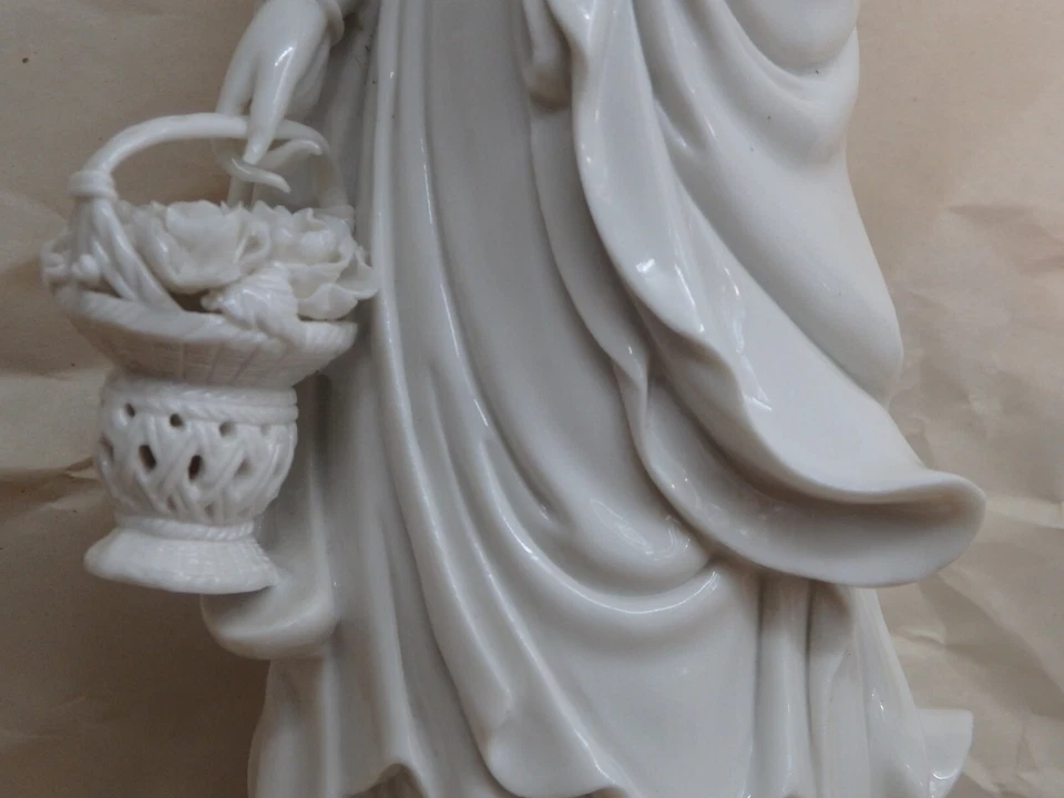 Estatua de Buda Guanyin Kwan-yin 12" Antigua Porcelana DeHua Esmalte Blanco Foto 4 de 4