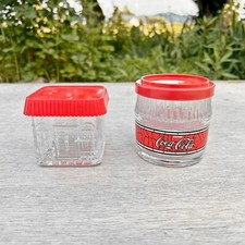 Vintage 1980er Coca-Cola Japan Promo Glas-Topf Set 2 Rot Deckel