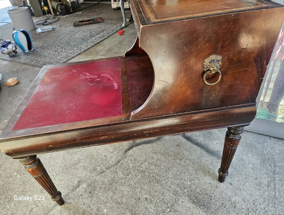Mesa auxiliar STICKLEY Grand Rapids, cargador/teléfono de caoba Foto 3 de 4