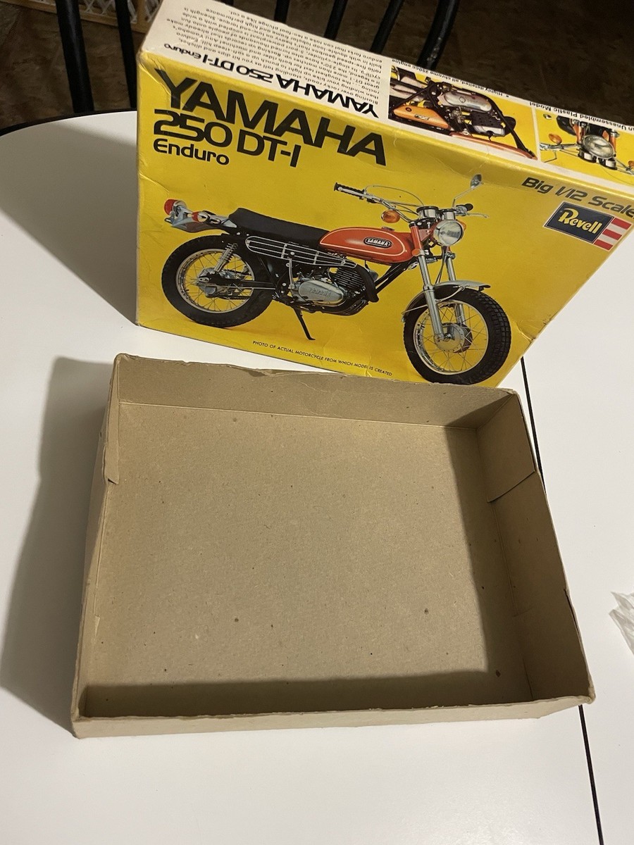 Yamaha 250 DT-1 Enduro plastic 1/12 Scale Vintage model kit