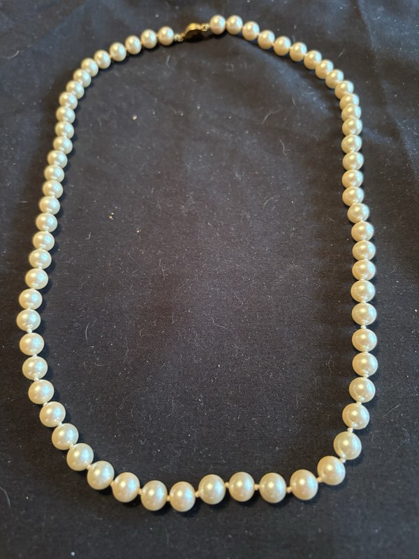 MARVELLA VINTAGE SINGLE STRAND FAUX PEARL NECKLACE GUC