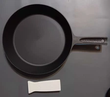 Cooklife 10" Smooth Cast Iron Frying Pan with Silicone Handle Sleeve