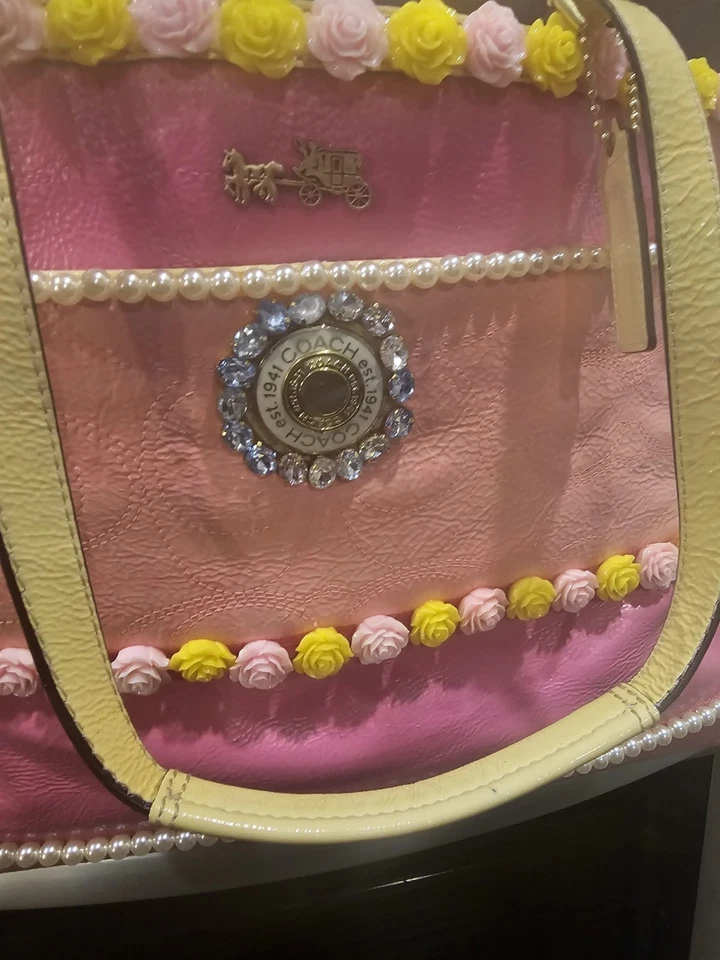 Bolso de hombro Coach rosa y amarillo personalizado para fines de semana Foto 4 de 4