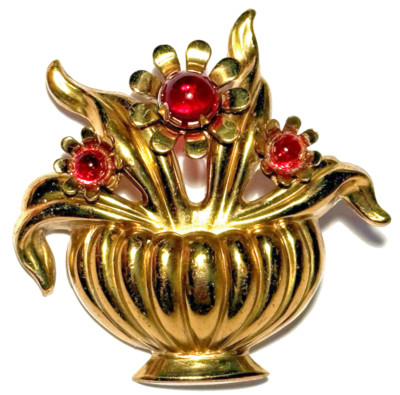 CORO VINTAGE 1940s GOLD TONE REPOUSSÉ BEADED FLOWER BASKET FIGURE BROOCH PIN 