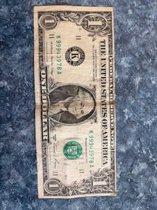 1981 $1 "MISCUT” CIRCULATED BILL - SIZE OF ERROR MARGINS IN PHOTO
