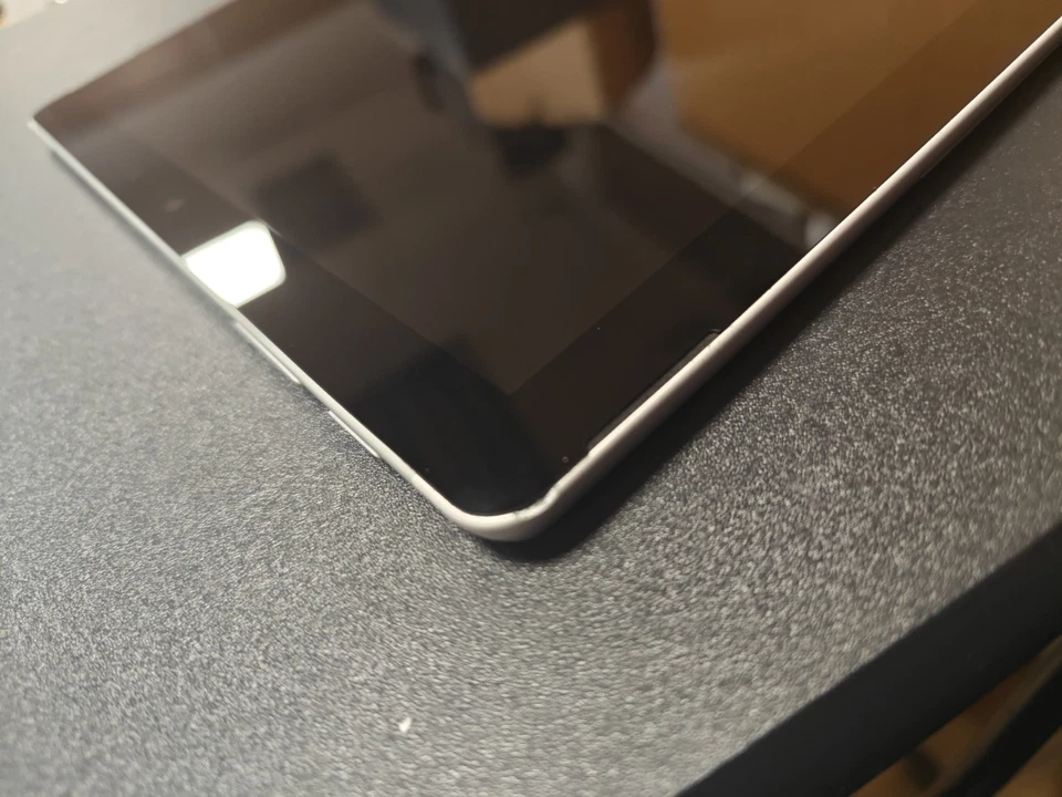 Microsoft Surface Go - 128GB / 8GB 4415Y (CRACKED SIDES) W18-C15 - Image 4 of 4