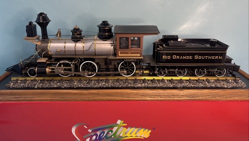 Spectrum Bachmann 81497 Rio Grande Southern 2-6-0 Mogul con base de exhibición | Condition: Used