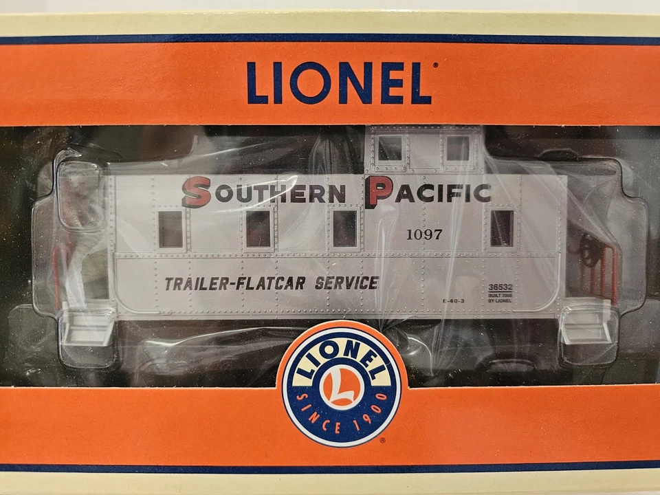 2005 Lionel 6-36532 O Southern Pacific Lighted Off-set Cupola Caboose #1097 - Image 2 of 3