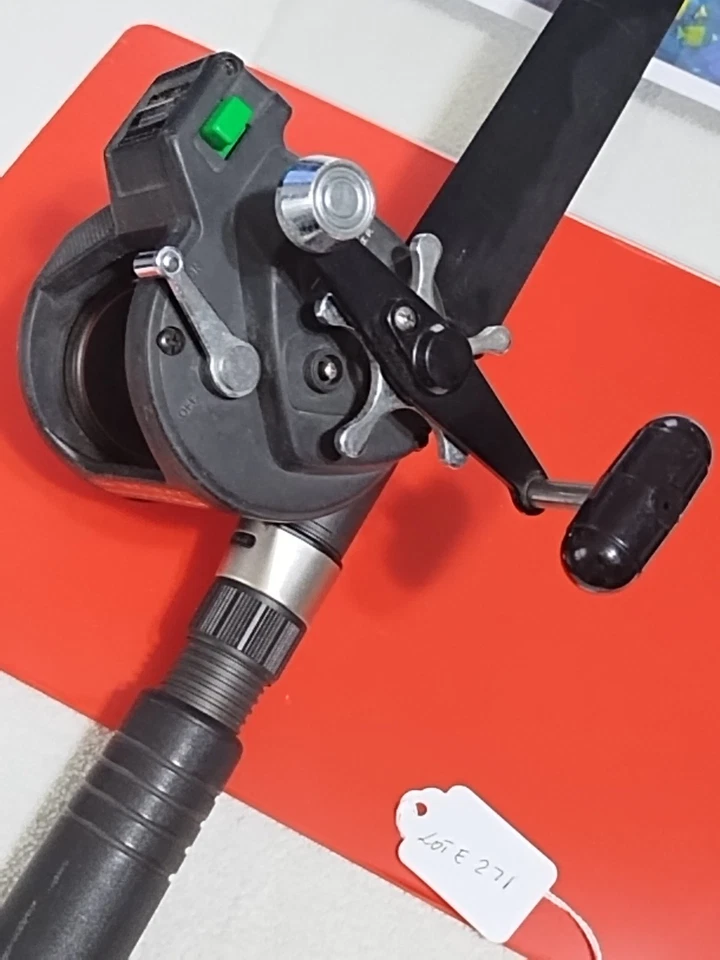 Caña de pescar de arrastre Daiwa Saltist 7' pesada 20-40 lb y carrete Great Lakes 47LC Foto 3 de 4