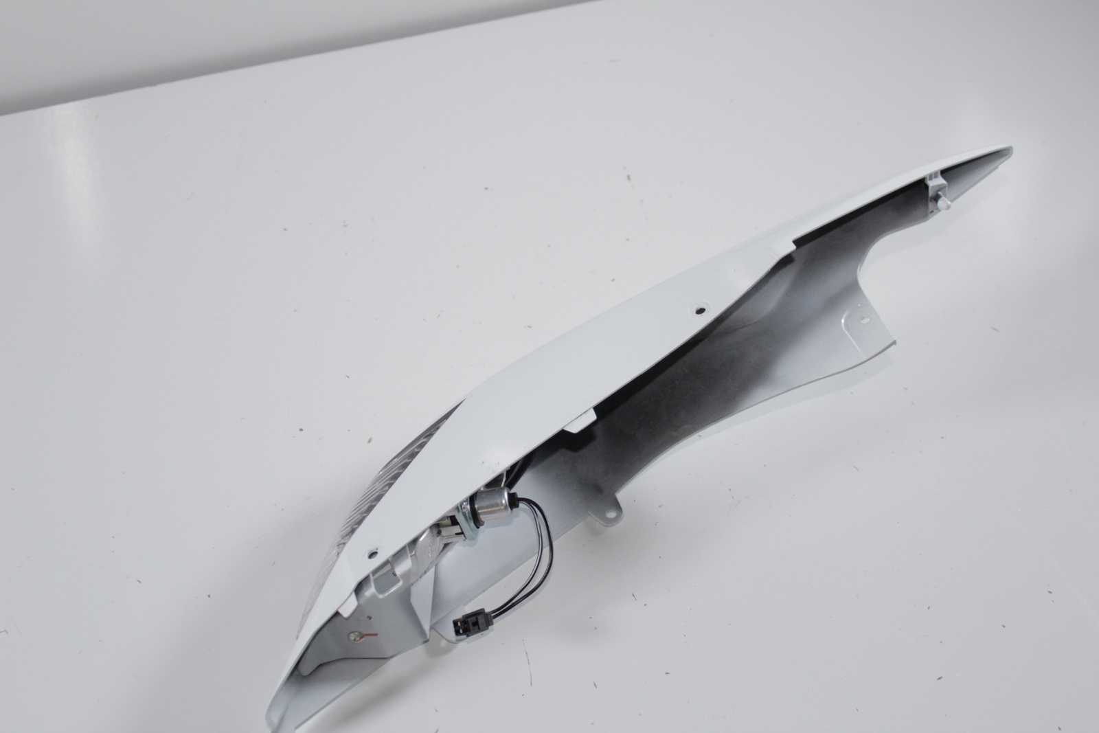 24 11-24 Suzuki GSXR 750 600 RIGHT SIDE REAR TAIL FAIRING COWL BACK WHITE #0409