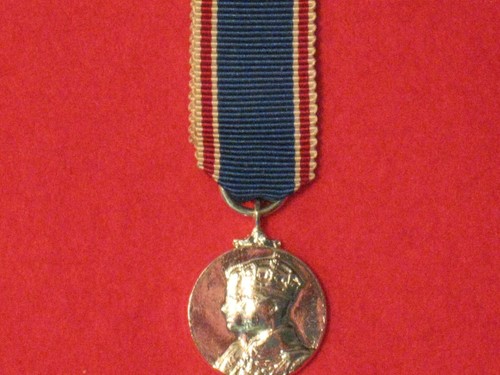 Miniature Coronation Medal 1937 with ribbon in Near Mint Condition - Picture 2 of 2