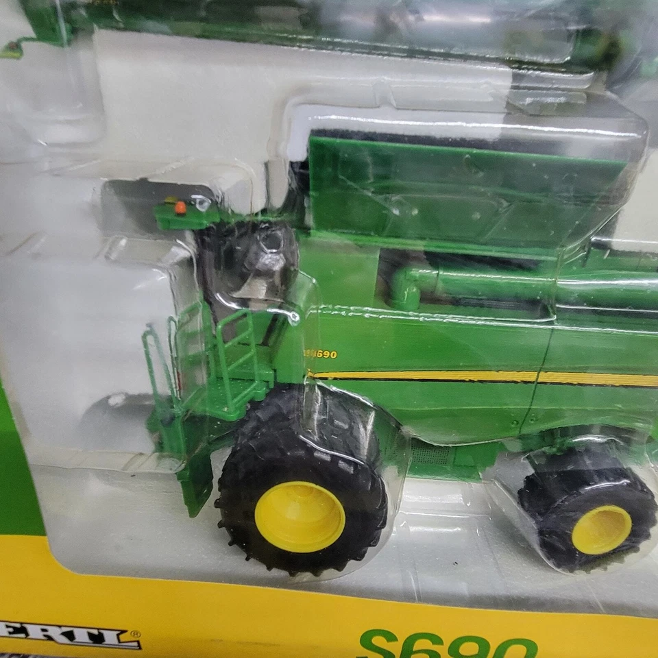 Ertl 1/32 prestige collection John Deere S690 combine w/corn & bean head diecast - Image 3 of 4