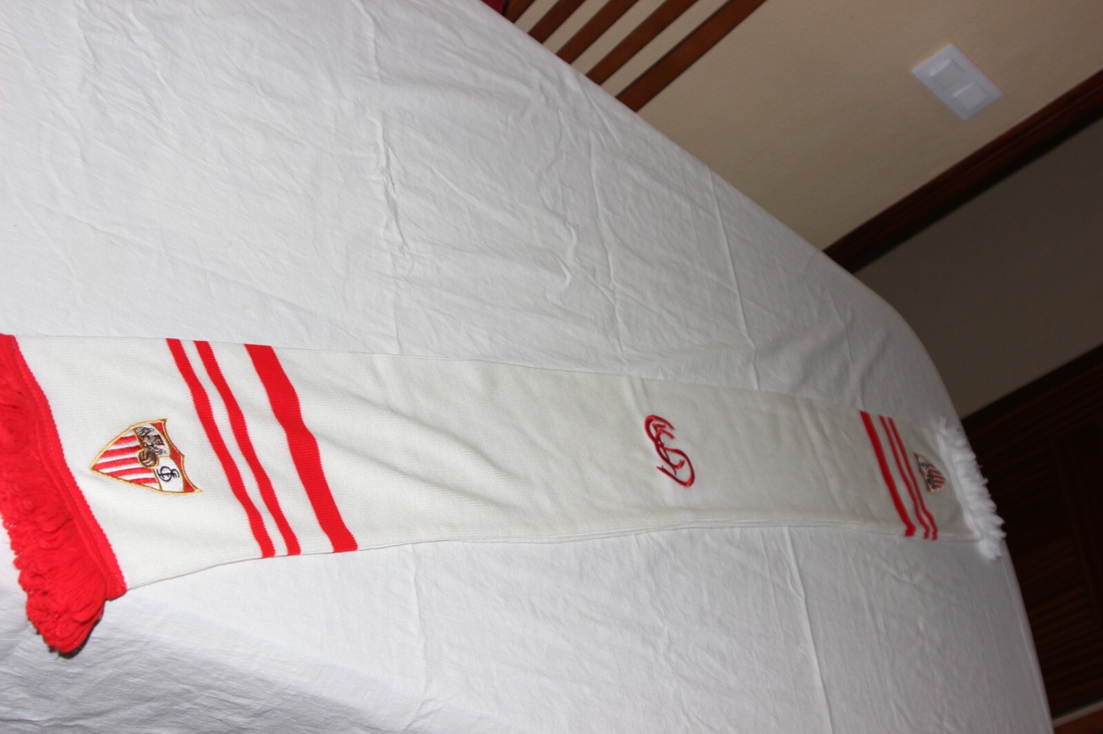 BUFANDA FUTBOL ANTIGUA TIPO DE LANA DEL EQUIPO SEVILLA FC CON ESCUDO ANTIGUO