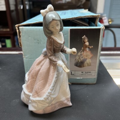 Lladro Jolie Retired 1983 Collectible Figurine #5210