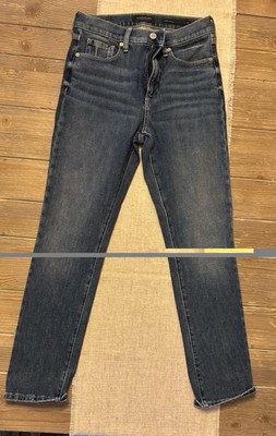 Bundle: 27 Pairs Of Assorted Woman s Jeans.