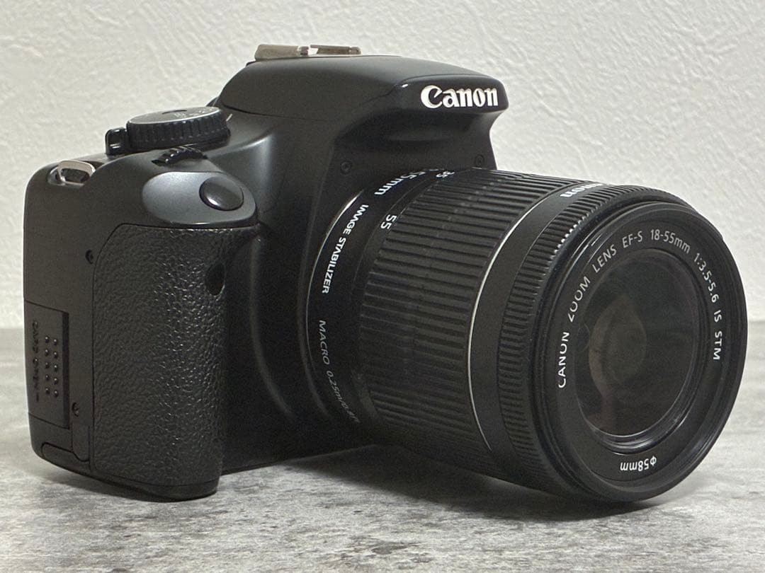 Canon EOS Kiss X2 DSLR Camera with 18-55mm Lens Excellent