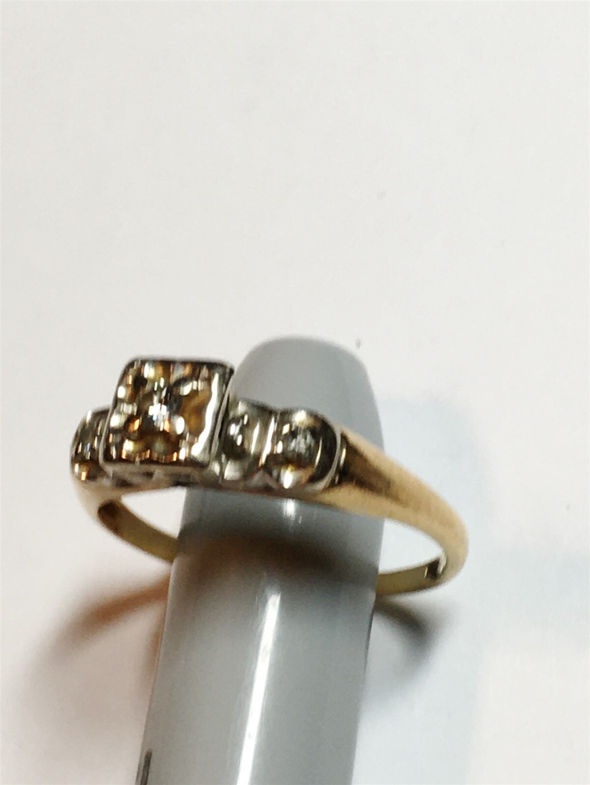 14K SOLID GOLD DIAMOND LADIES WEDDING RING SIZE 7 3/4 WEIGHS 2.8 GRAMS