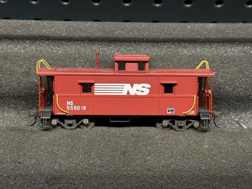 Atlas Trainman Norfolk Southern Caboose NS 555019 Weathered Trucks Ho Scale | Zustand: Used