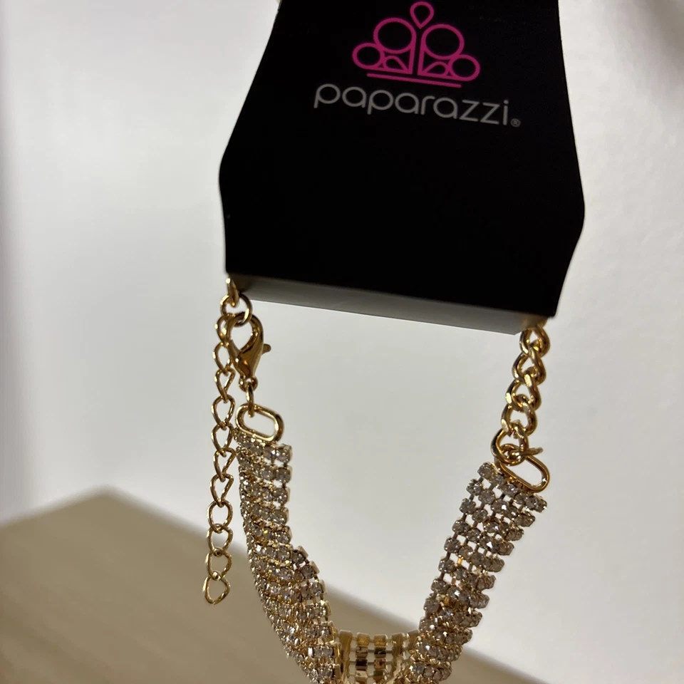 Paparazzi-Jewelry Gold Bracelet chain closure, beautiful white Christmas sparkle - Image 4 of 4