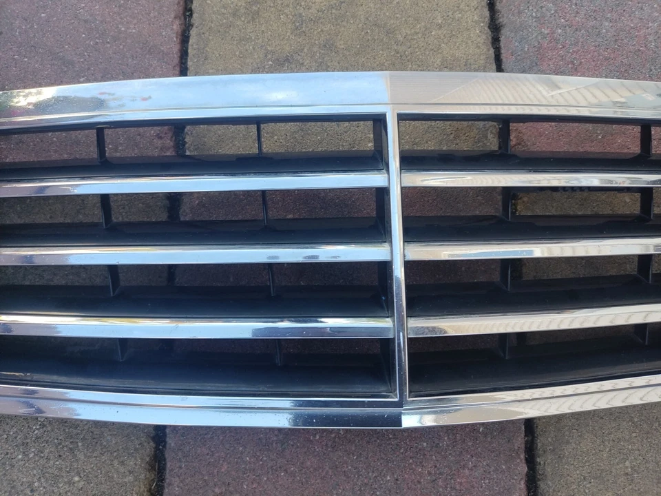  MERCEDES BENZ CLASE C C230 C280 C320 2005-2007 PARRILLA CROMADA OEM  Foto 3 de 4