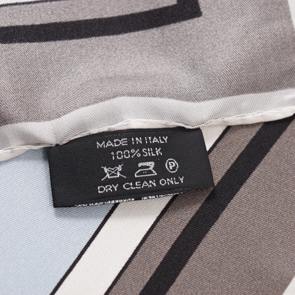 New $190 TOM FORD Gray and Sky Blue Contrast Print Silk Pocket Square - Image 4 of 4