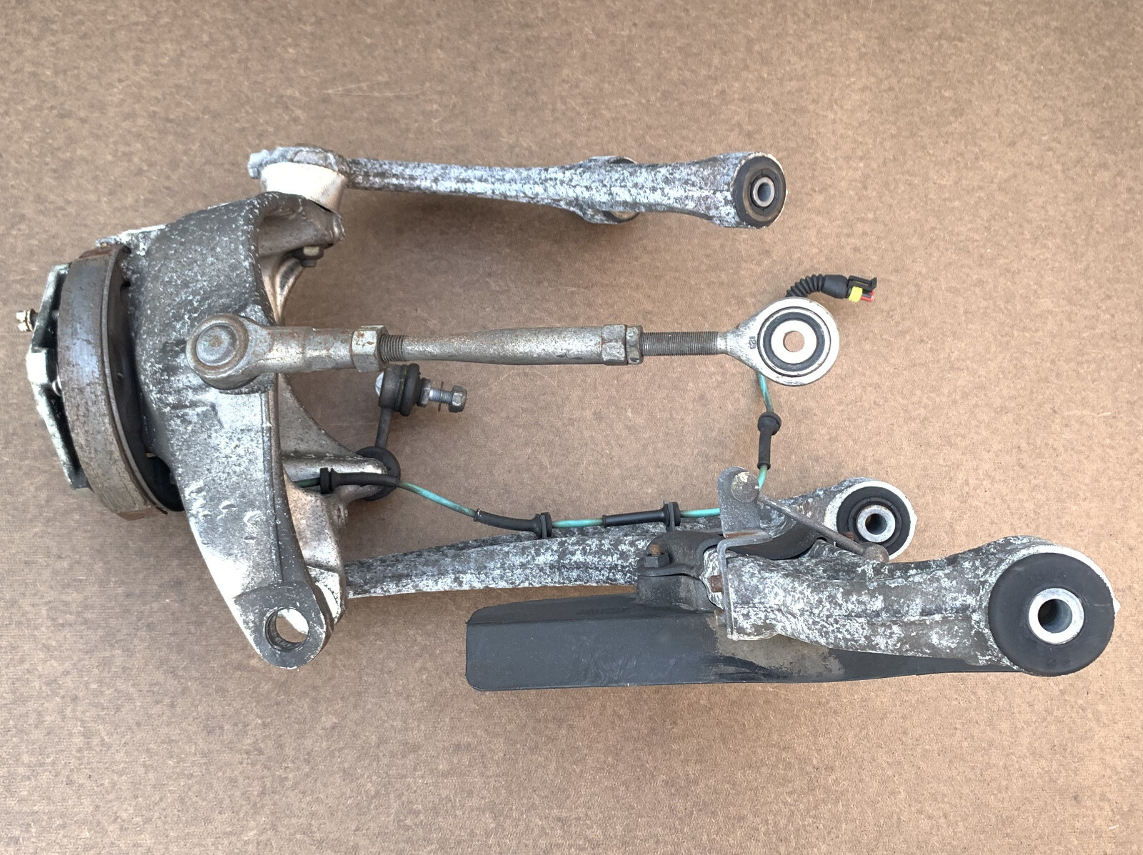 06 MASERATI QUATTROPORTE M139 REAR LEFT KNUCKLE HUB BEARING W/ CONTROL ARMS USED