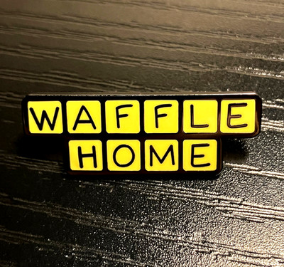 ZV76 Waffel Home Waffelhaus Logo Geschenk Emaille Pin Anstecker Brosche