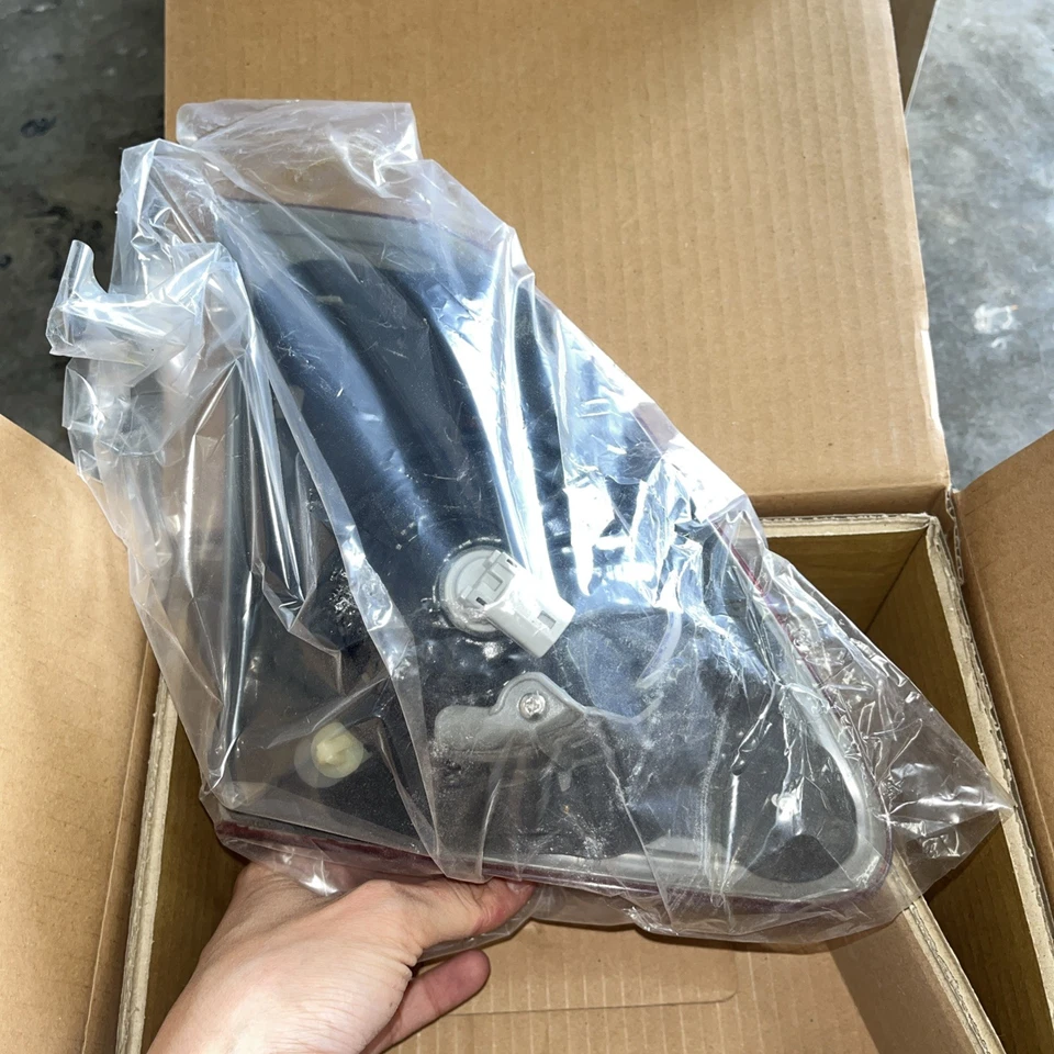 Lámpara de respaldo derecha Toyota Corolla 09-10 construida en Estados Unidos | DEPO 212-1329R-AS Foto 3 de 4