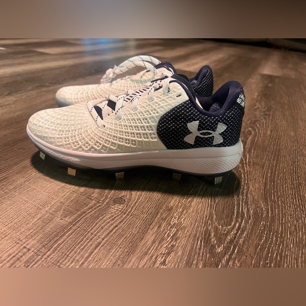 Nwob Under Armour women's 7 softball  White and Dark Blue Cleats