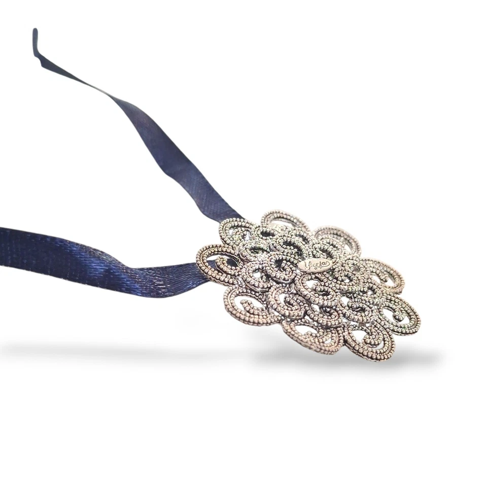 Collana Donna con Pendente Fiore Artigianato Sardo in Argento con Tessuto Raso - Immagine 2 di 3