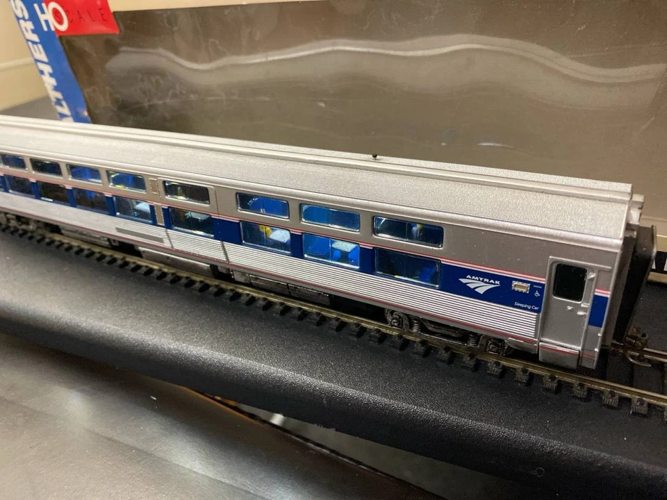 HO CUSTOM Walthers Amtrak Viewliner Sleeper Ph VI, lights, figures, weathered - Image 3 of 4