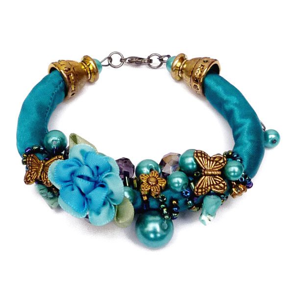 Bracelet en soie bleue à motifs dorés idéal pour sublimer une robe de cocktail