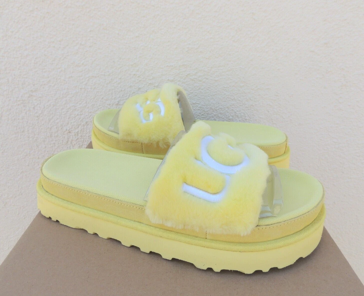 SANDALI SLIDE UGG LOGO MARGARITA GIALLO PELLICCIA LATONE DONNA US 9 EUR 40 ~NUOVI CON SCATOLA