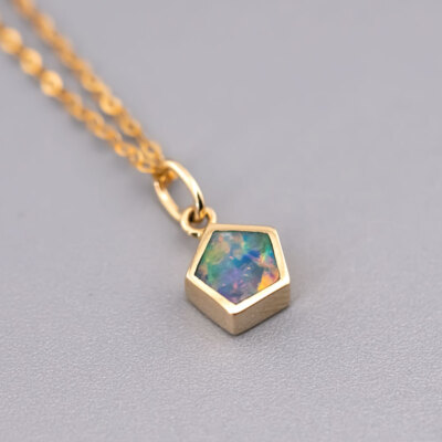 Geometrisches Muster Fünfeck australischer Doublet Opal Anhänger Halskette 14k Gold