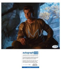 Robert Aramayo "Lord of the Rings: Rings of Power" SIGNED 'Elrond' 8x10 Photo B