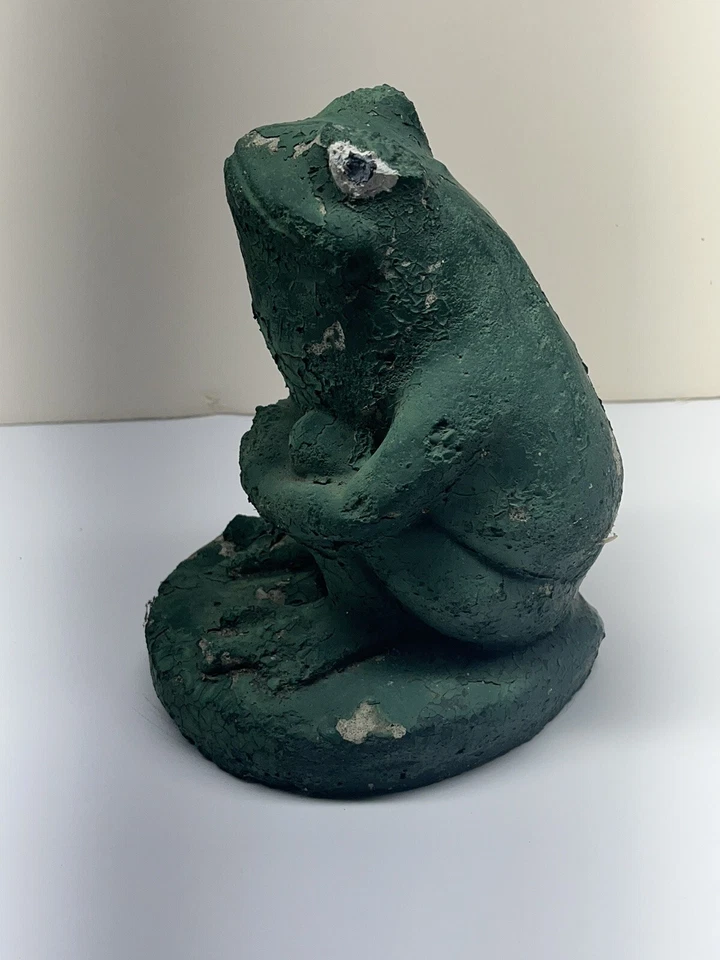 Antigua estatua vintage de rana de cemento Foto 4 de 4