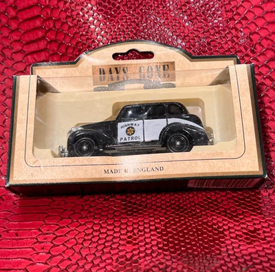 Chevrolet Fordor Police 1939 "Highway Patrol"- Lledo Days Gone 1/64e - Photo 1/4