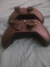2 xbox one controllers