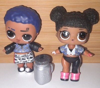 2 LOL Surprise Figuren, Pepp Junge u. DOLL Glitter Serie Hoops MVP  Trinkflasche