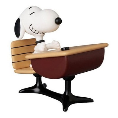 Medicom Peanuts Sammelfigur, Snoopy auf seinem Schreibtisch (9 cm)