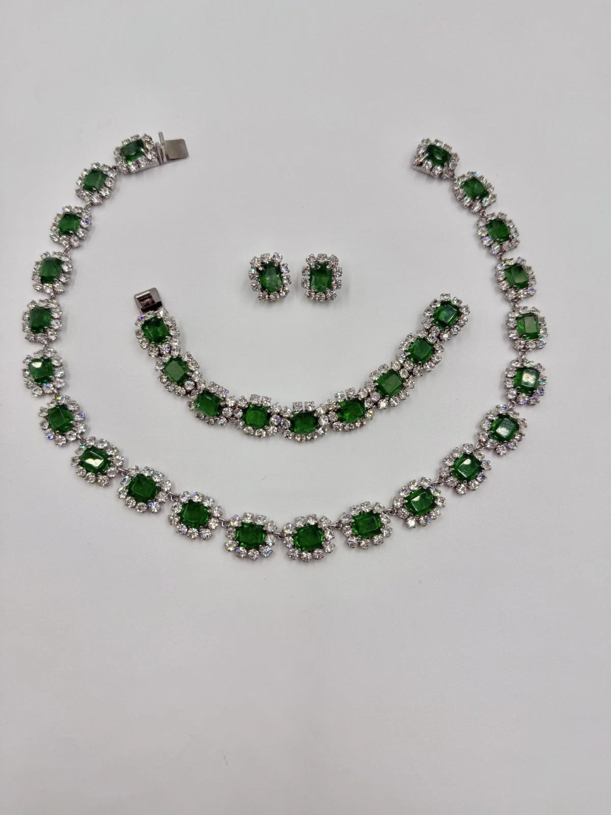 Rare ensemble de pierres Christian Dior vert émeraude et verre vintage 1973