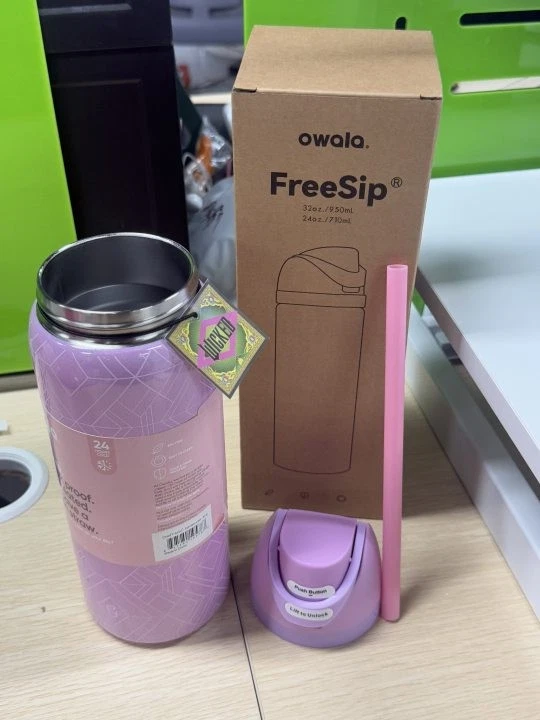 Bottiglia d'acqua Owala Wicked For Good Glinda 32 oz Freesip regalo di Natale nuova in mano - Immagine 4 di 4