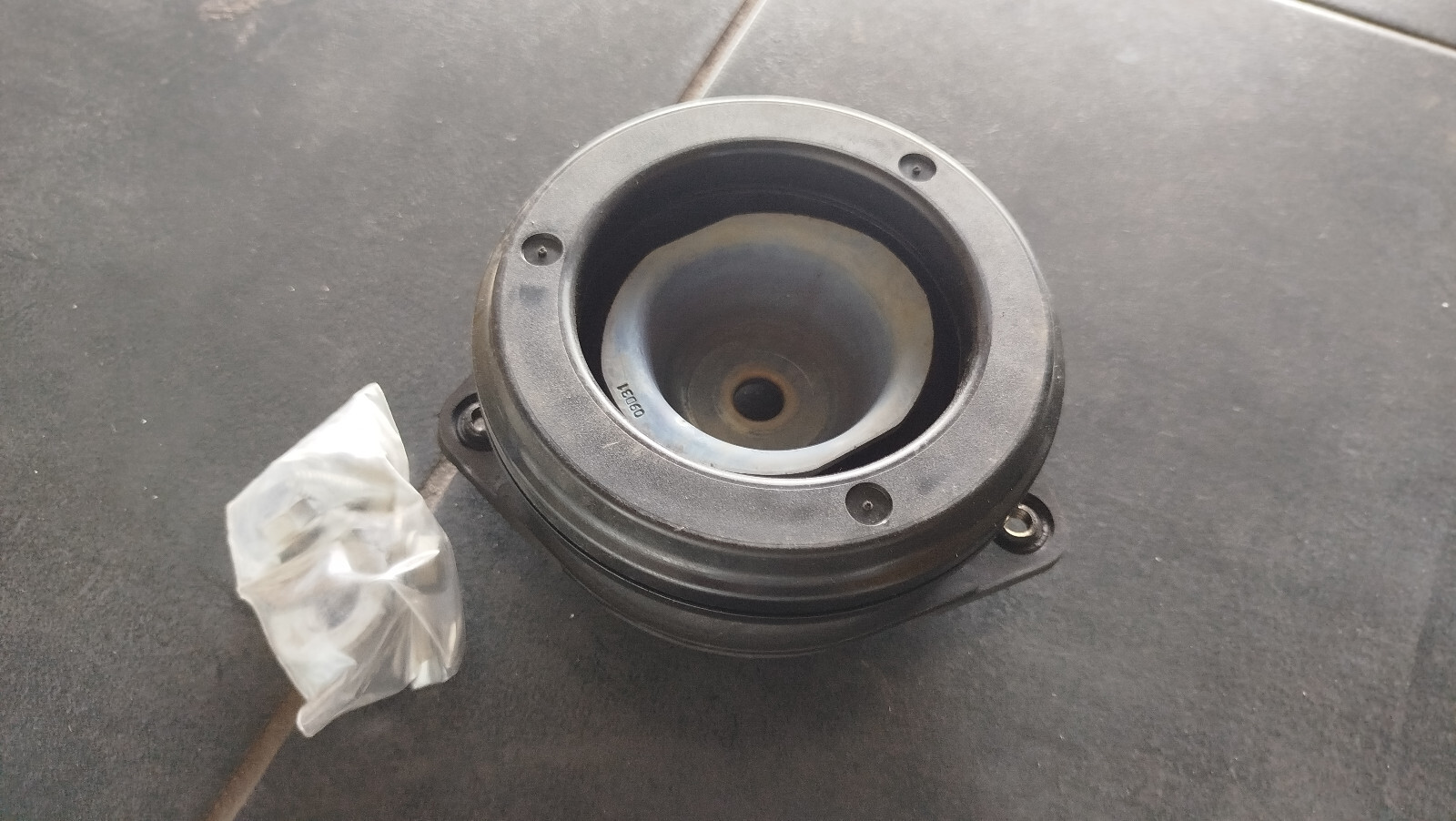 Amortisseur avant gauche Renault Clio 3 dorigine constructeur reference 7701208822