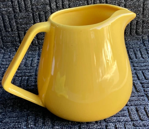 WOW!! VINTAGE BAUER  MCM CALIF POTTERY PITCHER YELLOW  COLOR / ANGULAR HANDLE