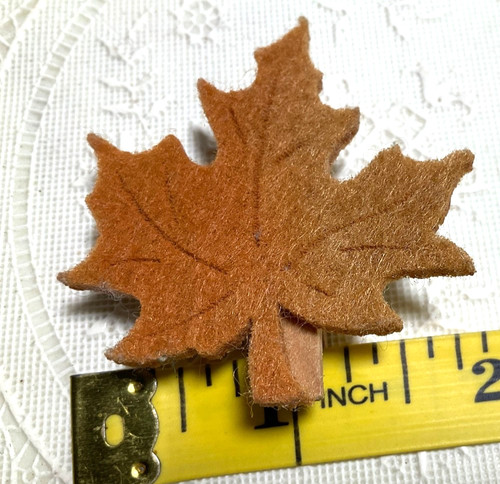 VTG HANDMADE FELT MAPLE LEAF FASHION BROOCH CLOTHES PIN EASY ACCESS AUTUMN FALL